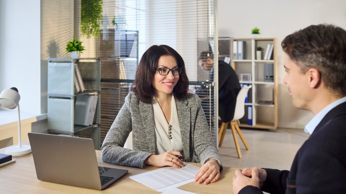 Sales Decision Authority: Why Sales Teams Wait for Leadership Before Advancing Deals